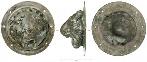 PHA-4039 - Phalère : tête de lionbronzeTête de lion en tôle, se détachant d'une couronne étroite et lisse, percée de six trous pour fixation sur un support.