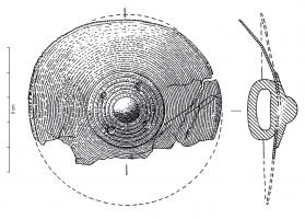 PHH-1005 - Phalère à bélièrebronzePhalère à disque central décoré d'un mamelon ou d'un cabochon, fixé au grand disque par 3 ou 4 rivets ; bélière soudée sur la face intérieure.
