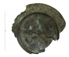PLA-4013 - Assietteplomb, étainAssiette basse, posée sur un anneau en léger relief, pourvue d'un large rebord horizontal orné de reliefs : frise d'animaux, chasse...