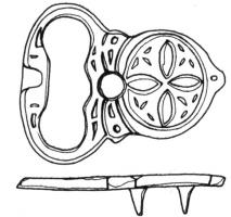 PLB-5168 - Plaque-boucle rigide de type SyracusebronzeTPQ : 610 - TAQ : 690Plaque-boucle non articulée, à boucle ovale étroite, encochée pour le repos d'ardillon ; la plaque, de taille modeste et terminée par un bouton, est de base circulaire avec un décor centré, incisé ou excisé ; au revers, bélières coulées pour la fixation sur la ceinture.