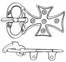 PLB-5178 - Plaque-boucle rigidebronzeTPQ : 590 - TAQ : 650Plaque-boucle non articulée, à boucle réniforme légèrement encochée pour le repos d'ardillon ; la plaque est courte, découpée en forme de croix pattée ornée de cercles oculés ; au revers, bélières coulées permettant de fixer la boucle sur la ceinture.