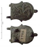 PLB-5557 - Plaque-boucle articulée de type Hippo RegiusbronzeTPQ : 550 - TAQ : 650Plaque-boucle de forme ramassée, lyriforme avec deux ergots sur les côtés e un bouton treminal. Décor zoomorphe creusé en intaille (aigle; capriné; ibex ?)