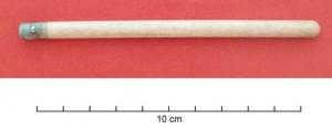 PLU-9001 - Manche de porte-plume : ososTPQ : 1800 - TAQ : 1900Manche cylindrique, sobre, sans moulure, dont l'extrémité proximale est arrondie. La partie en contact avec la plume métallique est oxydée (fer ou cuivre).