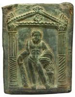 PLV-4003 - Plaquette votive : HerculebronzePlaquette votifve coulée, figurant un personnage en relief, dans un naiskos ionique : Heraklès, nu et appuyé à gauche sur une massue, tenant un canthare dans la main droite, le bras droit couvert de la peau du Lion de Némée.