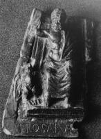 PLV-4021 - Plaque votive : JupiterbronzeTPQ : 300 - TAQ : 400Plaque triangulaire portant une figuration divine en haut relief et une inscription.