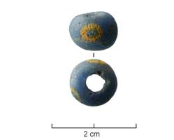 PRL-3012 - Perle annulaire (ou sub-sphérique) de proportions égales à décor oculé
verre
Perle annulaire (ou sub-sphérique) de proportions égales (D. perforation = D. section) , en verre bleu, comportant des yeux incrustés en verre jaune, cœur bleu. Diamètre externe de l'ordre de 10 à 15 mm.