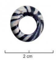 PRL-3565 - Perle annulaire gracile : décor de filets - gr. Haev. 23verreTPQ : -200 - TAQ : -120Perle annulaire gracile (D. perforation > D. section) en verre coloré brun miellé et bleu cobalt ; motif de filets blancs opaques transversaux autour de la section.