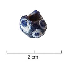 PRL-3570 - Perle annulaire : décor oculéverrePerle annulaire ( à sub-sphérique) de proportions égales en verre coloré bleu ; motif d'yeux de couleur jaune, bleu cobalt, blanc et bleu cobalt (de l'extérieur vers le centre), disposés en quinconce.