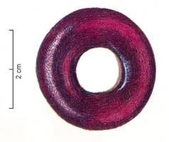PRL-3572 - Perle annulaire massive : unie - gr. Haev. 21verrePerle annulaire massive (D. perforation < D. section) en verre coloré pourpre.