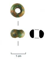 PRL-3596 - Perle annulaire gracile : décor d'yeuxverrePerle annulaire gracile (D. perforation > D. section) en verre coloré vert clair/pâle ; décor de trois ou quatre yeux en verre jaune, bleu, blanc et bleu opaque (de l'extérieur vers l'intérieur)