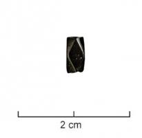 PRL-4060 - Perle polyédriqueverrePerle allongée, de section carrée avec des angles abattus.