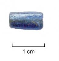 PRL-4071 - Perle cylindrique bleueverreTPQ : 250 - TAQ : 500Perle tubulaire de section ronde en verre bleu, généralement opaque.