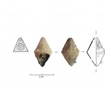 PRL-8016 - perle biconique : alliage cuivreuxcuivreDeux cônes de tôle repoussée sont assemblées pour former une perle biconique, décorée de quatre registres triangulaires à motif floral (6 pétales).