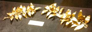 PRT-4004 - Feuille de couronne en ororElément foliacé, éventuellement marqué de nervures longitudinales, pourvu d'un appendice pour faciliter sa fixation sur la couronne.