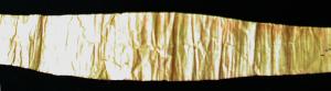 PRT-4005 - Diadème en feuille d'ororTPQ : -30 - TAQ : 250Diadème en feuille d'or : bande allongée comportant un simple élargissement axial, généralement ornée de motifs géométriques, d'inspiration végétale ou figuratifs, exécutés au repoussé.