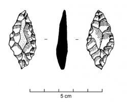 PTF-1012 - Pointe de flèche foliacéepierreArmature de flèche foliacée, en chaille ou en silex, à retouches bifaciales.