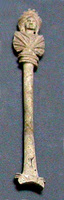 QNL-4012 - Quenouille : buste fémininosTPQ : 1 - TAQ : 250Tige rectiligne, terminée d'un côté par un anneau de la taille d'un doigt, de l'autre par un buste féminin (plis en étoile sur la poitrine), sur deux moulures.