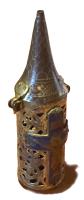 REL-6009 - Reliquaire en forme de clocherbronzeReliquaire à corps ajouré cylindrique, doré, décor d'entrelacs avec un crucifix émaillé riveté sur une face ; couvercle en forme de haut toit conique, articulé par une charnière.