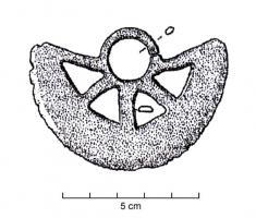 RSR-2016 - Rasoir à simple tranchant : type Magny-LambertbronzeRasoir à simple tranchant; lame semi-circulaire présentant une série d'ajours triangulaires; dos formé de deux segments souvent droits, en angle ouvert, séparés par un gros anneau axial le plus souvent imbriqué.