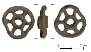 RUL-4022 - Rouelle en plombplombRouelle en bronze à six rayons de section sub-circulaires dont le diamètre est de 26 mm à ..?. Le moyeu est percé de part en part.