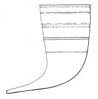 RYT-4002 - Rhyton Is. 73bverreTPQ : 25 - TAQ : 80Rhyton en forme de cône à base obliquement effilée, bord coupé rectiligne (vertical), parfois avec stries parallèles sur la paroi externe.