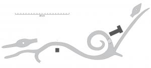 SCH-4007 - Suspension de caisse de charferArmature comportant aux extrémités deux pattes foliacées percées pour assurer une solide fixation de la pièce entre deux éléments de bois formant un angle de 90°, et entre les deux une partie en spirale.