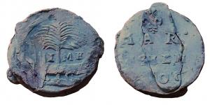 SCL-9058 - Plomb de fabrique : Nîmes, Mar…. / … ienplombSceau à double face : d'un côté, armes de la ville de Nîmes (crocodile enchaîné à un palmier), de part et d'autre COL / NEM; de l'autre, inscription sous une fleur de lis : MAR / ..SIEN et date.