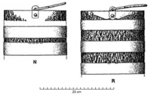 SEA-3001 - Seau à cerclages et anse à crochets en ferferTPQ : -250 - TAQ : -30Seau en bois (généralement if ou chêne), à cerclages métalliques. L'anse mobile se rattache au sommet des douilles par des attaches simples, permettant le passage de l'anse à travers. L'anse est repliée en crochet, en boucle ou en S, avec parfois des extrémités bouletées.
