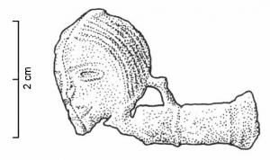 SFP-9004 - Sifflet de pèlerin : tête féminineplombTête féminine aux cheveux aplatis et séparés par une raie médiane, émergeant d'un tuyau perpendiculaire.
