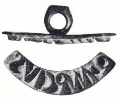SIG-4082 - Signaculum en demi-cerclebronzeTPQ : -30 - TAQ : 300Signaculum (cachet) en demi-cercle, formant une estampille arquée, sans cadre ; lettres en relief et inscription rétrograde; anneau de suspension au revers.