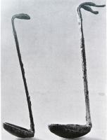 SPL-3013 - Simpulum étrusque à manche vertical, double crochetbronzeSimpulum étrusque, caractérisé par une vasque peu profonde, à lèvre épaissie et souvent un bord aplati; pas d'ergots au départ du manche, qui est plat et cannelé; au sommet, deux crochets en tête d'anatidé. Ce type de simpulum est souvent retrouvé dans les tombes avec un autre simpulum de même type, à crochet unique, qui se range sur le précédent, le crochet entre les deux autres.