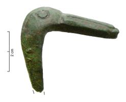 SPL-3013 - Simpulum étrusque à manche vertical, anatidébronzeSimpulum étrusque, caractérisé par une vasque peu profonde, à lèvre épaissie et souvent un bord aplati ; pas d'ergots au départ du manche, qui est plat et en général lisse; au sommet, un ou deux crochets en tête d'anatidé. Ce type de simpulum est souvent retrouvé dans les tombes avec un autre objet de même type, à crochet unique, qui se range sur le précédent, le crochet entre les deux autres.