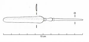 SSP-4025 - Spatule-sonde type Riha CbronzeTPQ : 100 - TAQ : 300Instrument double constitué d'une tige lisse plus ou moins renflée dans sa partie médiane, pourvue d'une longue spatule à extrémité arrondie et à l'autre extrémité d'un épaississement en forme d'olive. L'attache de la spatule présente une moulure. La longue spatule à extrémité arrondie et bords parallèles constitue la caractéristique principale du type.