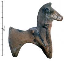 STE-2004 - Statuette : cavalierterre cuiteFigurine modelée d'un cheval stylisé, avec son cavalier, les pattes réduites à des moignons simplifiés, la jambe du cavalier alignée sur l'antérieure du cheval; restes d'enduit blanc avec des bandes rouges.