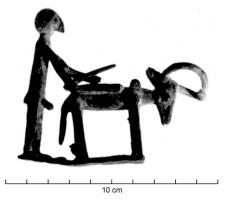 STE-2011 - Groupe de figurinesbronzePetit groupe de style archaïque, représentant un homme nu et ithyphallique conduisant un bovidé chargé de barres.