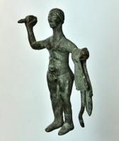 STE-3036 - Statuette : Héraklès - HerculeargentTPQ : -400 - TAQ : -100Statuette de style préromain, représentant Heraklès debout et nu, campé sur ses jambes. De la main gauche redressée, il brandit la massue, la léonté (rapportée) enroulée autour de l'avant-bras gauche.