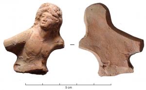 STE-4084 - Statuette : dieu-fleuve (l'Oronte)terre cuiteTPQ : 1 - TAQ : 250Figurine monovalve représentant le buste d'un dieu-fleuve, figuré sous la forme d'un jeune homme nu, bras écratés et la tête tournée vers la gauche. 