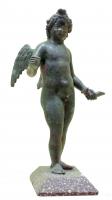 STE-4087 - Statuette : Eros - AmourbronzeAmour est figuré sous les traits d'un jeune garçon, nu et pourvu de deux ailes entre les épaules; avançant prudemment, la jambe gauche portée en avant, il présente un objet dans la main droite tandis que la gauche, ramenée en arrière, tinet un autre objet non identifié.