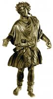 STE-4138 - Statuette : LarebronzeTPQ : 1 - TAQ : 200Génie domestique, sous la forme d'un jeune homme, lauré, vêtu d'une tunique serrée à la taille et soulevée par le mouvement; les deux bras sont tendus vers l'avant, une main avec une corne à boire, l'autre une phiale (ces statuettes étant généralement exposées en paire, les positions peuvent être inversées).