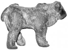 STE-4173 - Statuette zoomorphe : lion marchantbronzeLion marchant, dans une attitude assez réaliste ; la queue bat le flanc gauche, les pattes sont massives, la peau pendante sous le cou.