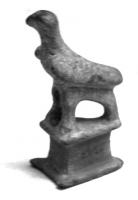 STE-4181 - Statuette zoomorphe : aigle sur soclebronzeAigle aux ailes repliées, posé sur un petit socle ajouré, lui-même déposé sur un socle de forme triangulaire.