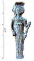 STE-4227 - Statuette : FortuneplombFigurine plate, mal ébarbée, reorésentant une femme en longue robe, avec une taille haute, maintenue par une ceinture, et dont les plis vont jusqu'au sol. Elle tient de la main gauche une hampe qui semble appartenir à un gouvernail.