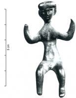 STE-4250 - Statuette : personnage assisbronzePersonnage nu assis, les bras levés, dont les traits du visage sont gravés ; chevelure abondante (femme ?)