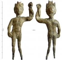 STE-4268 - Statuette : Génie?bronzeEnfant ou jeune homme debout, nu, le bras gauche levé, portant une torche; pose statique, les deux jambes légèrement écartées, le genou gauche à peine replié. Le front est surmonté d'un bandeau de cheveux et d'un diadème radié; chignon sur la nuque.