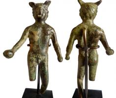 STE-4272 - Statuette : Hermès - Mercure à la patère tenduebronzeMercure entièrement nu, portant deux ailettes dans la chevelure, peut-être également avec des ailerons aux pieds. De la main droite, il tend une patère à ombilic.