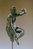 STE-4340 - Statuette : Aphrodite - Vénus remettant sa sandale et tenant une pomme de pinbronzeVénus nue, diadémée, tenant une pomme de sa main gauche relevée, la droite saisissant la cheville gauche.