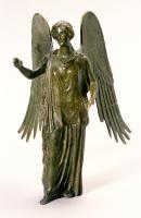 STE-4349 - Statue ou statuette : VictoirebronzeTPQ : 1 - TAQ : 200Lé déesse, majestueusement vêtue d\\\'un peplos sans ceinture, s\\\'avance calmement, les ailes déployées, tenant sans aucun doute une couronne dans la main droite et une palme dans la main gauche, abaissée.