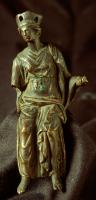 STE-4365 - Statuette : TutelabronzeLa déesse, assise, porte un ample vêtement drapé et une couronne de remparts.