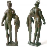 STE-4385 - Statuette : Apollon nu, appuyé sur une colonnebronzeTPQ : 1 - TAQ : 300Le dieu est représenté debout, nu, à l'exception d'une chlamyde posée sur l'épaule gauche et disposée en sautoir autour du bras gauche. Le dieu est déhanché, en appui sur la jambe droite ; la jambe gauche étant légèrement en retrait. La bras droit qui tombe le long du corps tient un objet indéterminé. Le bras gauche s'appuie sur une colonne.