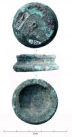 STE-4420 - Statuette : socle circulairebronzePetit socle circulaire, creux ou plein, présentant parfois les traces de la fixation de la statuette. 